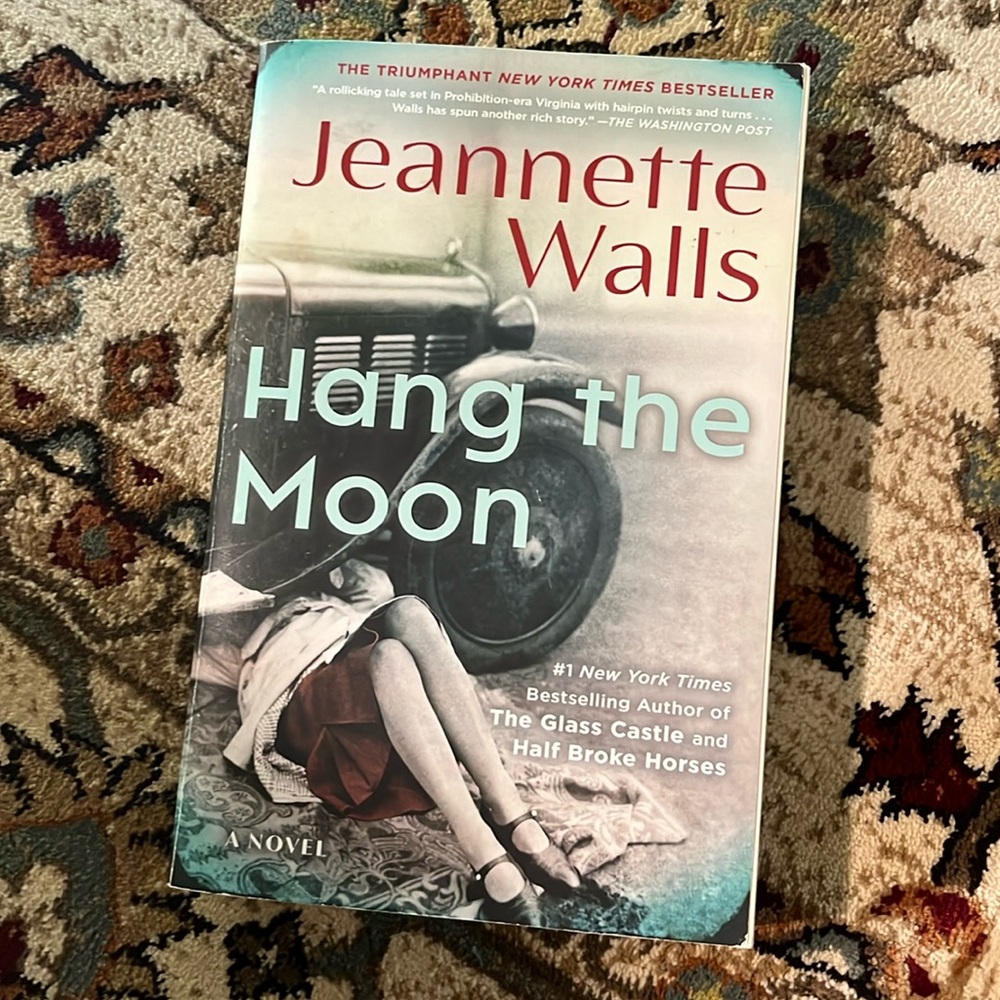 Paperback Hang the Moon by Jeannette Walls